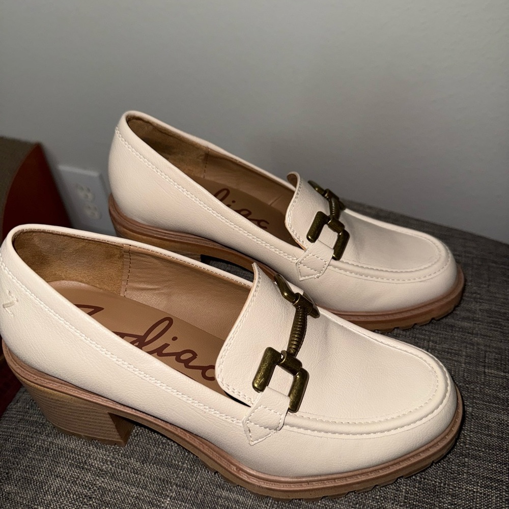 Zodiac Cream Loafers with Gold Accent